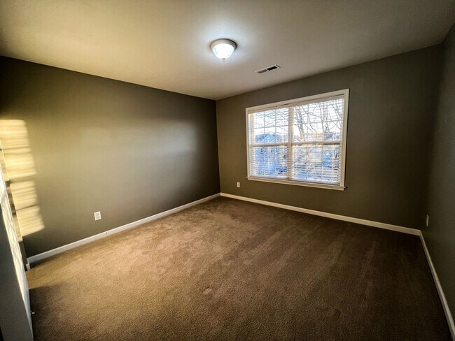 Building Photo - Gorgeous 4 Bedroom, 2 1/2 Bathroom Home in...