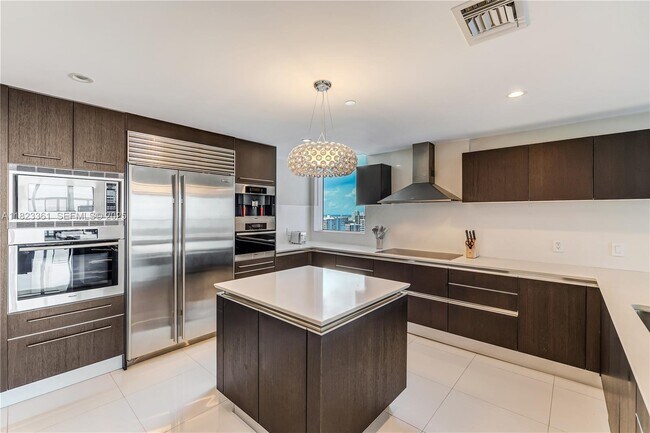 Building Photo - 17001 Collins Ave