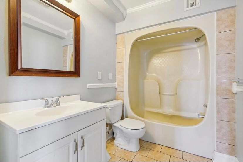 Building Photo - 2135 Mirabeau Ave