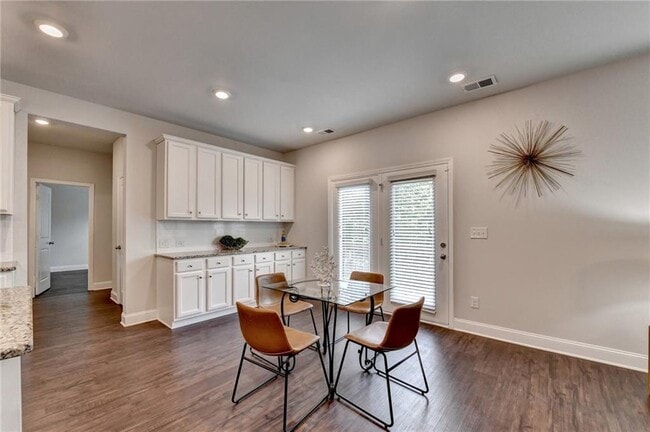 Building Photo - 2017 Yvette Wy