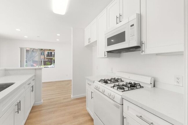 Building Photo - NEWLY RENOVATED South HB Gem!