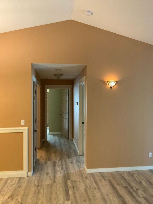 Building Photo - New Year Move-in Special! Modern 2B, 2Ba Condo in Exclusive Gated Community!