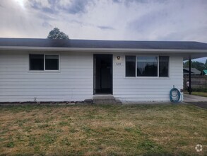 Building Photo - 2 bedroom 1 bath duplex