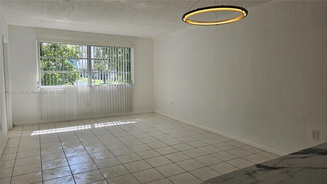 Building Photo - 20200 NE 29th Ct