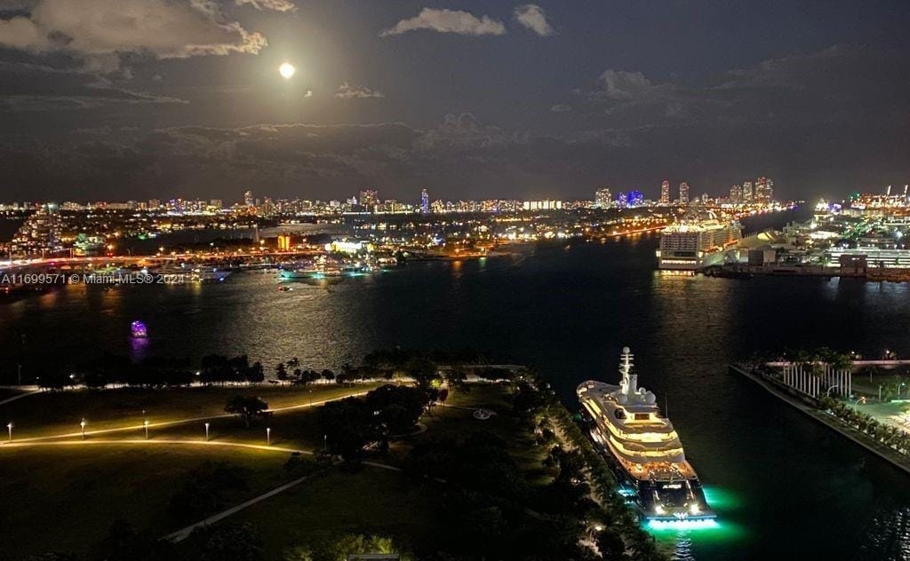 Building Photo - 900 Biscayne