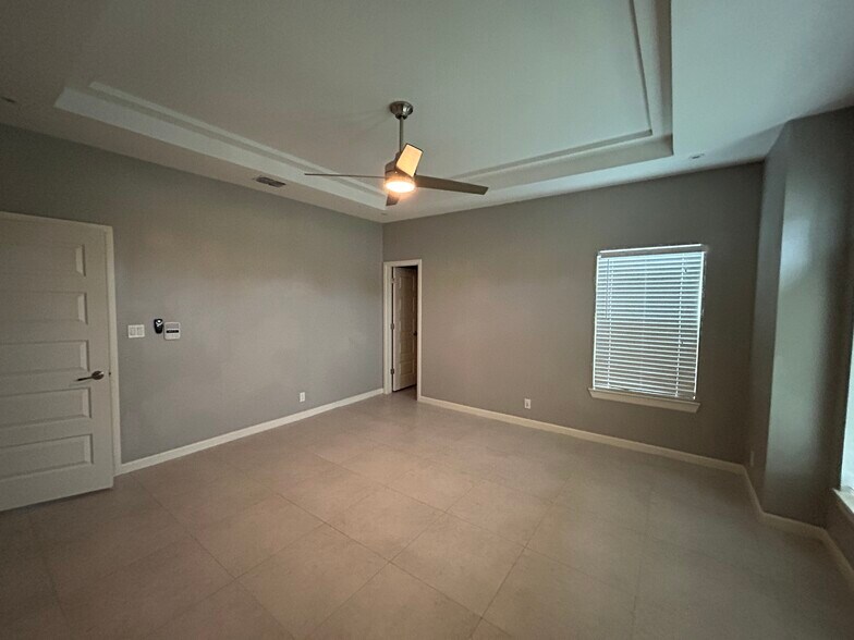Building Photo - 4105 Lake View Dr