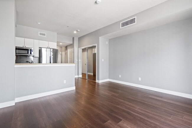 Building Photo - 445 Island Ave