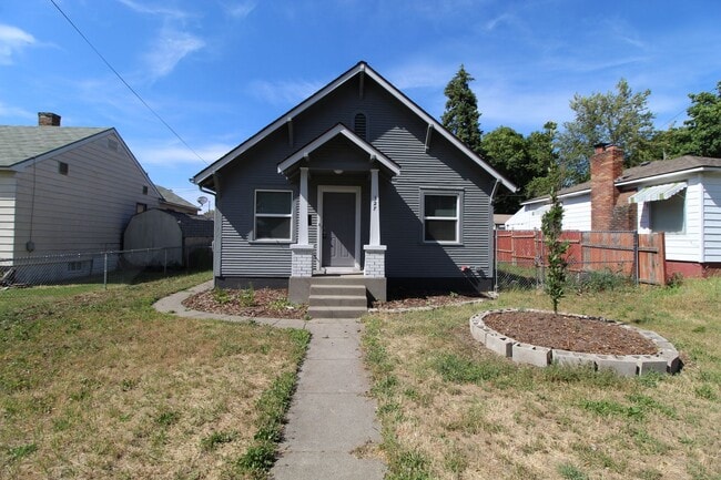Primary Photo - 327 E Bridgeport Ave