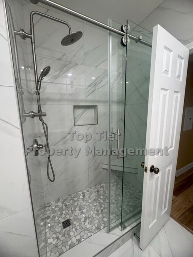Building Photo - Upgraded Top-Floor 2 bed/ 2 bath with Pool...