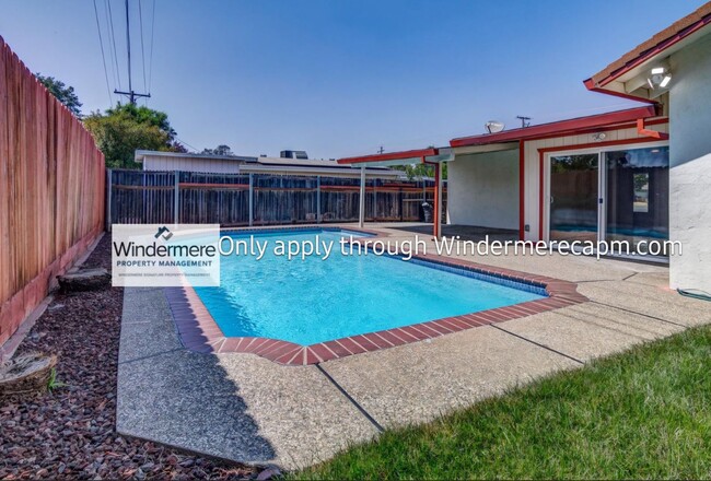 Building Photo - Beautiful Ranch Style home with a pool - A...