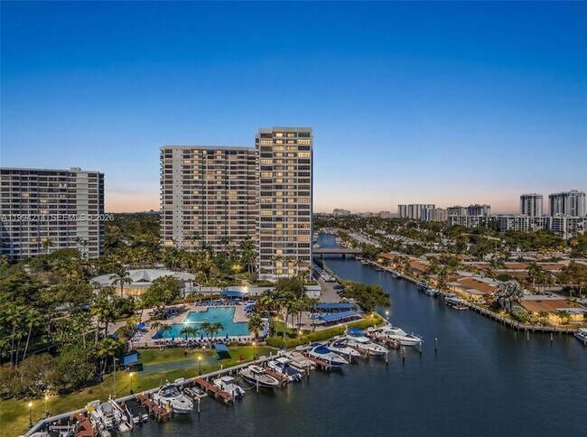 Building Photo - 2500 Parkview Dr