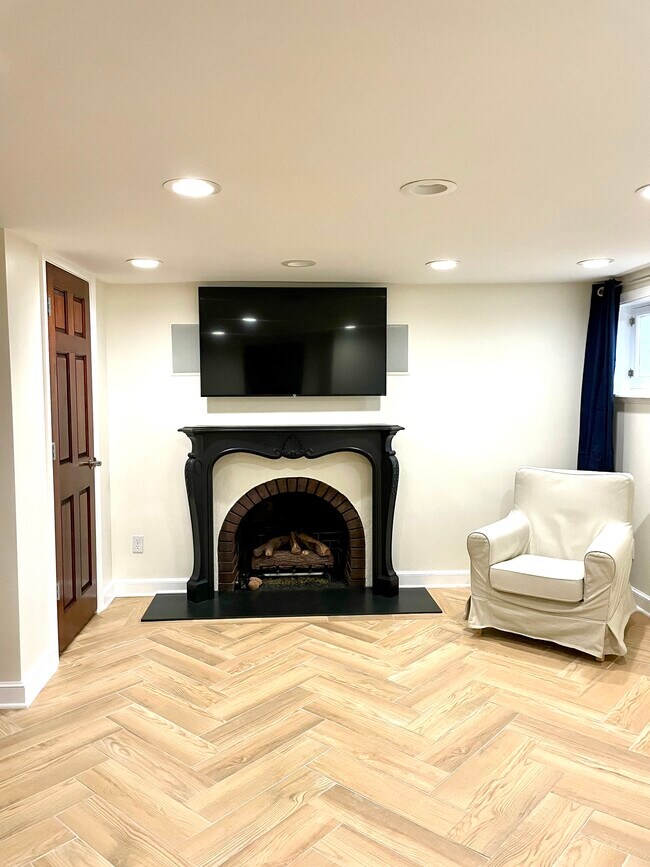 living - 1555 E Browning Ave