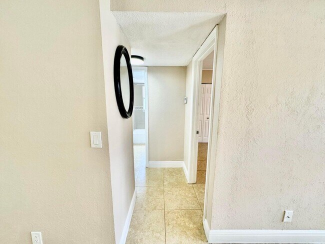 Building Photo - 10008 Twin Lakes Dr