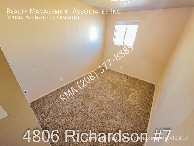 Building Photo - Great Townhouse Located on The Bench!!!