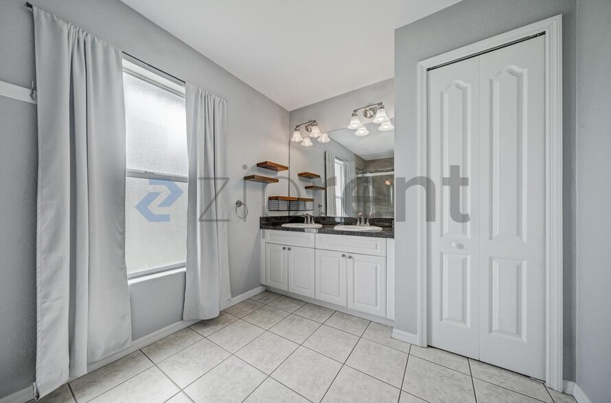 Building Photo - Unit