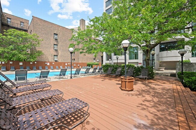 Building Photo - 2020 N Lincoln Park W