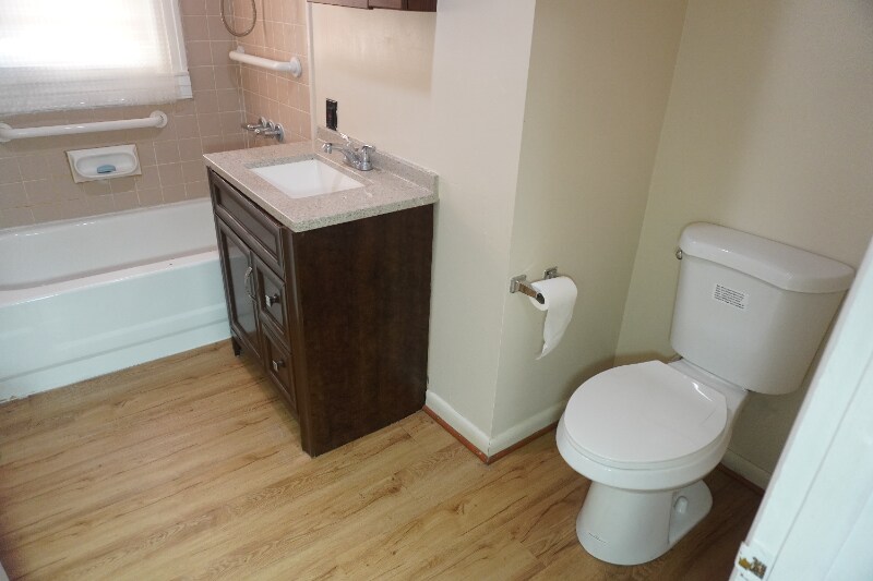 Building Photo - 217 Center St