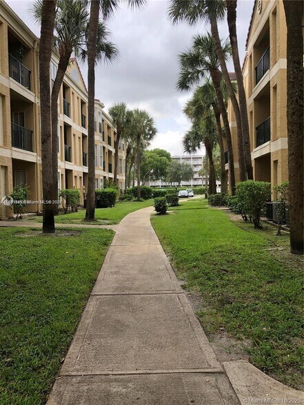Building Photo - 949 Riverside Dr
