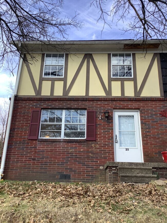 Building Photo - Newly Renovated - 3 Bed/2 Bath Townhouse - Available 06/04/2026
