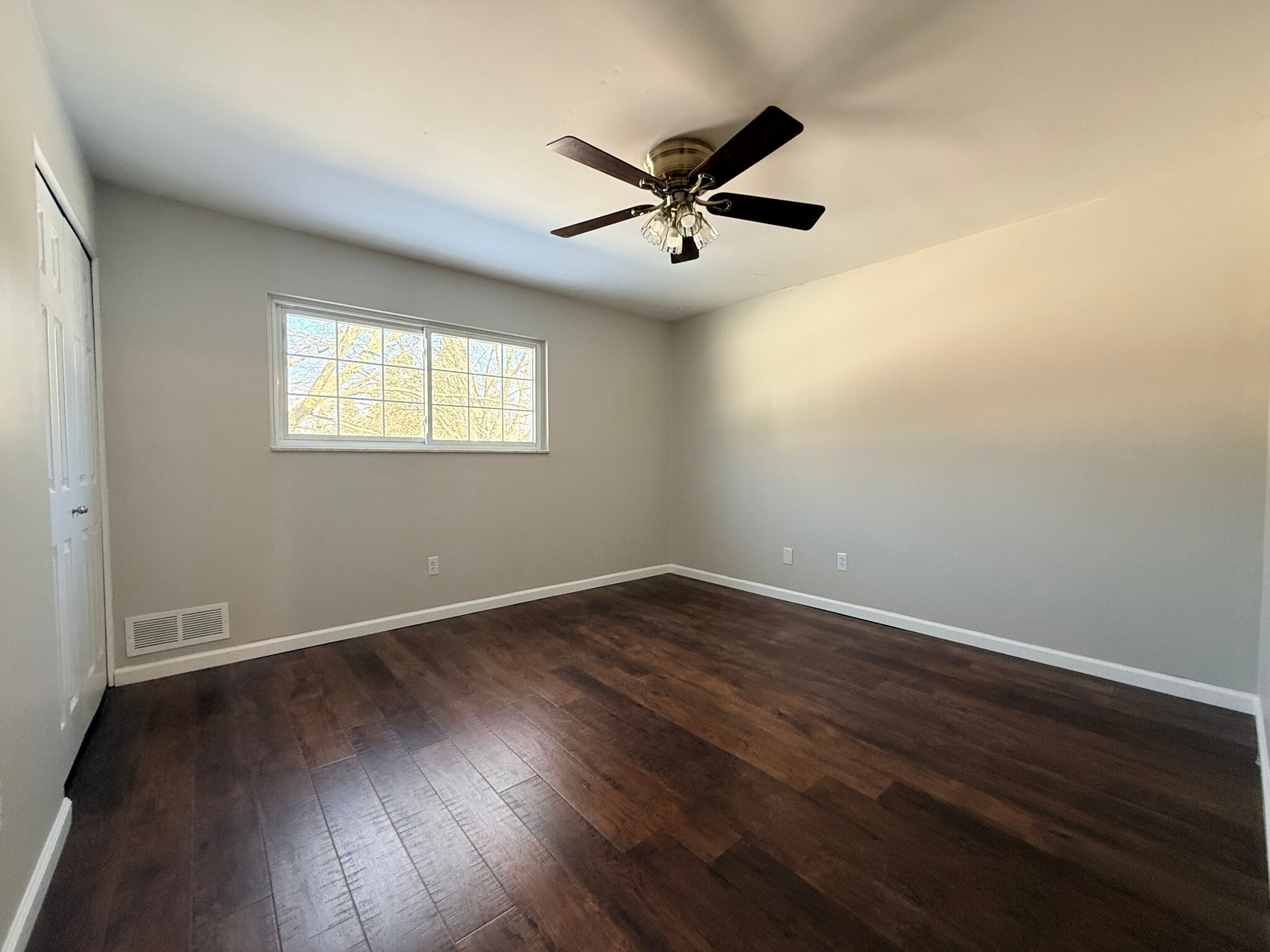 Building Photo - 670 E Fox Hills Dr