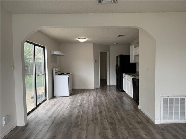Building Photo - Beautiful and Stylish 3 bedroom & 2 bathroom