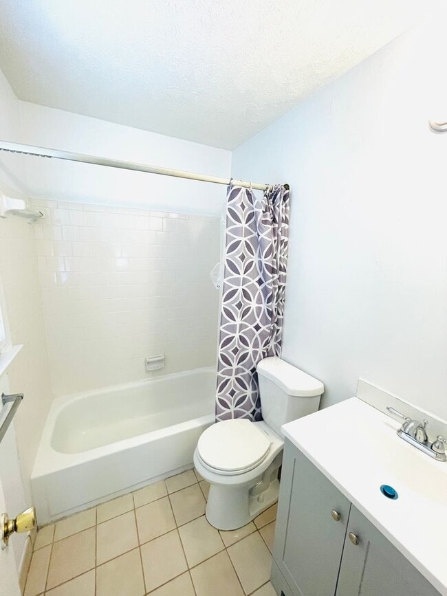 Building Photo - ** 3 bed 2 bath located off Vaughn Road **...