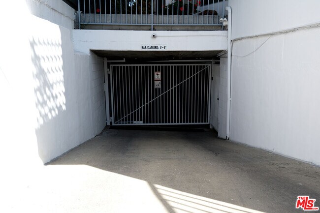 Building Photo - 842 11th St