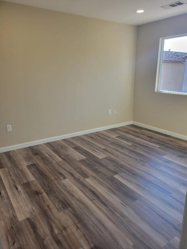 Building Photo - BEAUTIFUL SPACIOUS TOWNHOUSE IN GREAT LOCA...