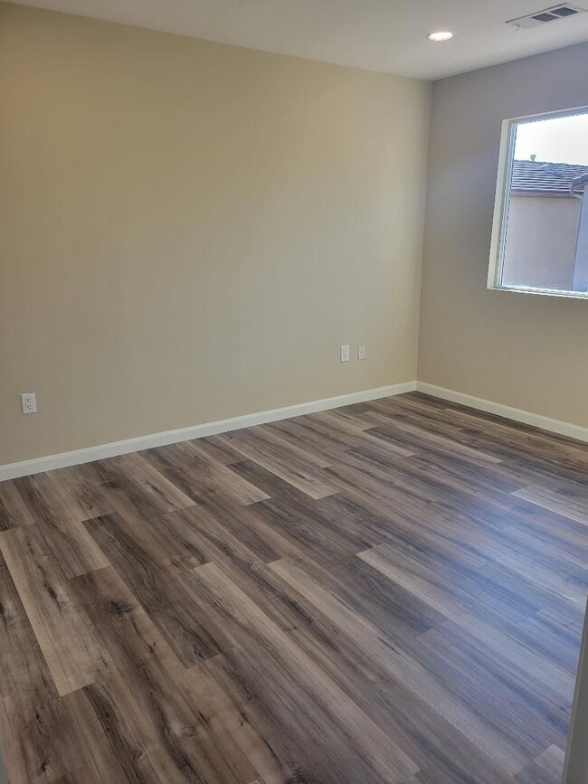 Building Photo - BEAUTIFUL SPACIOUS TOWNHOUSE IN GREAT LOCATION