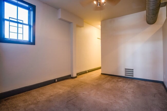Building Photo - Spacious Newport Loft