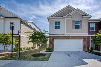 Building Photo - Like New End Unit Condo, 3 Bed 2.5 Bath