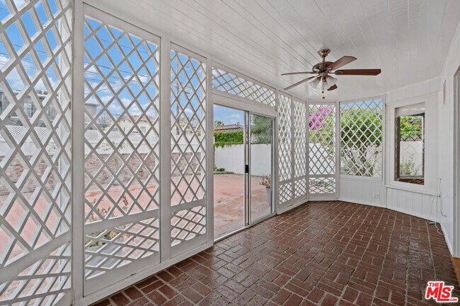Building Photo - 234 S Roxbury Dr