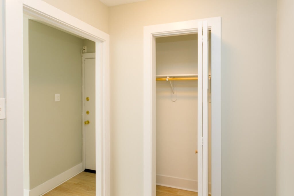 Building Photo - 450 W Wellington Ave