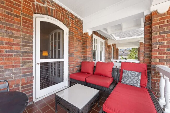 Building Photo - 536 Hawthorne Ln