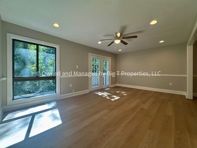 Building Photo - Beautifully updated huge townhouse in Wood...