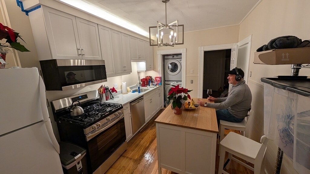 Building Photo - 54 Saxton St