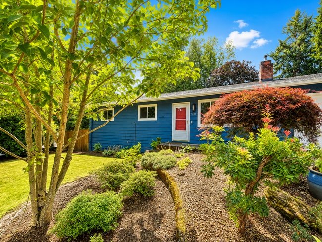 Building Photo - Beautiful 3-Bedroom West Linn Home with Bonus Room, Updated Kitchen and Large Fenced Yard