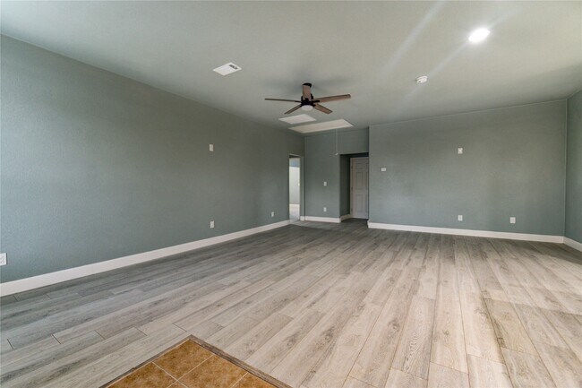 Building Photo - 4323 Continental Dr