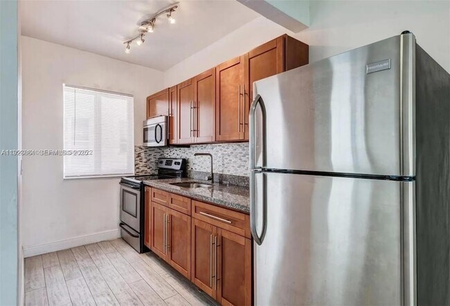 Building Photo - 610 12th St