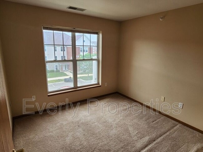 Building Photo - 6935 70th Ct