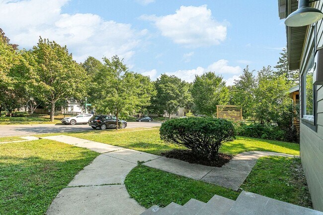 Building Photo - Updated 5 bedroom 2 bath single family house