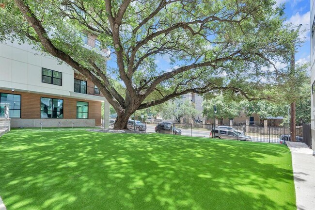 Building Photo - 2500 Longview St