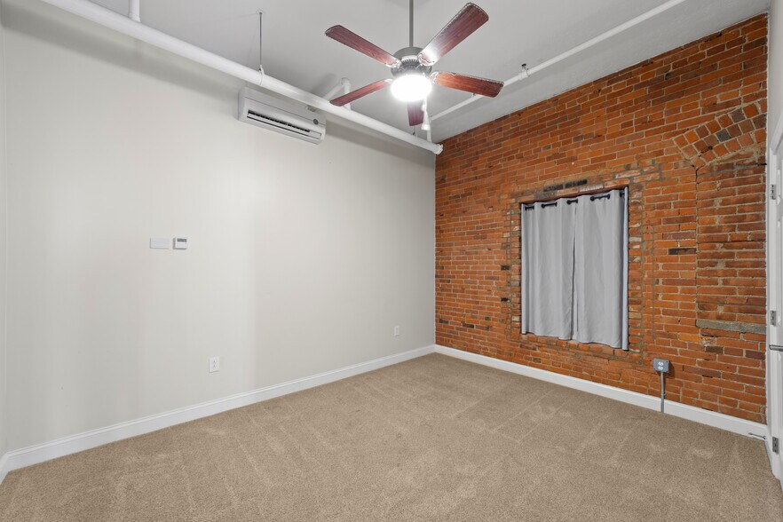 Building Photo - 1224 Huron Rd E