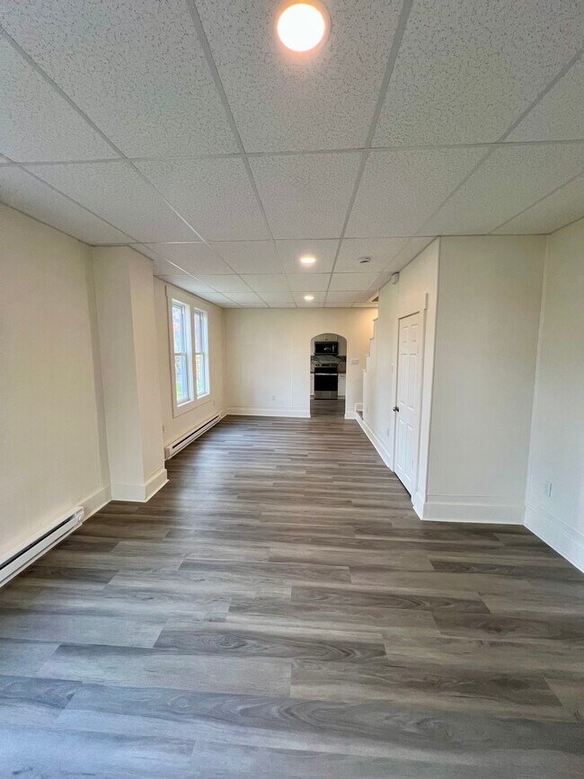 Building Photo - 425 Center St