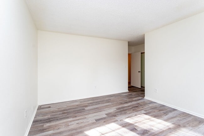 Building Photo - Beautifully Maintained Townhome with Fantastic Amenities