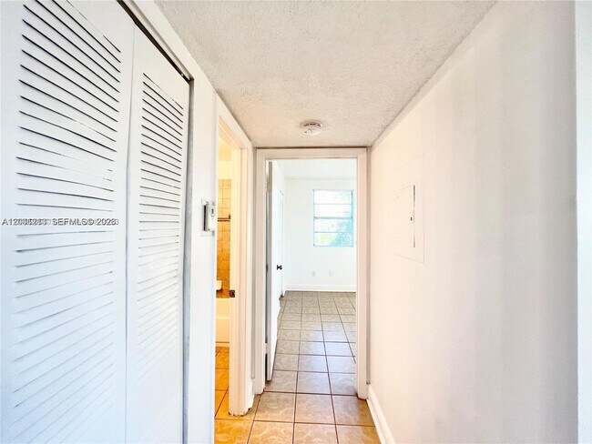 Building Photo - 1227 SW 46th Ave