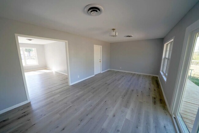 Building Photo - 323 Stockton Dr