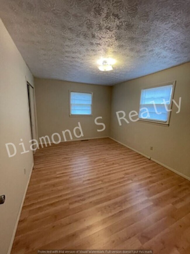 Building Photo - 3 Bedroom Home In Nice, Established Neighborhood