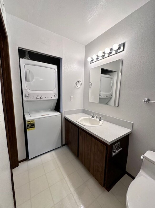 Building Photo - 2 bedroom condo with Washer/Dryer