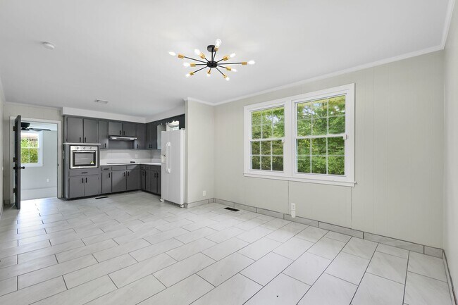 Building Photo - 3 Bedroom 2 Bath Home For Rent Near Downtown!